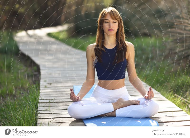 Junge Frau, die Yoga in der Natur macht. Lotus-Figur. Lifestyle schön Körper Erholung Meditation Sommer Sport Mensch Jugendliche Erwachsene 1 18-30 Jahre