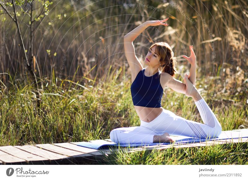 Junge Frau, die Yoga in der Natur macht. Lifestyle schön Körper Wellness Erholung Meditation Sport Mensch Jugendliche Erwachsene 1 18-30 Jahre 30-45 Jahre