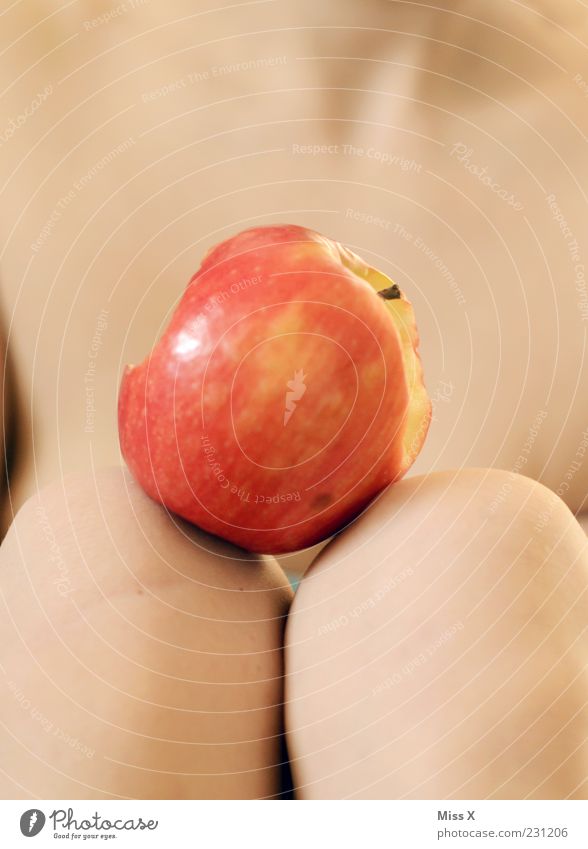 Naggsch mit Frucht Apfel Ernährung Mensch feminin Haut 1 lecker süß Begierde Apfel der Erkenntnis Sünde sündigen Farbfoto Nahaufnahme Detailaufnahme Oberkörper