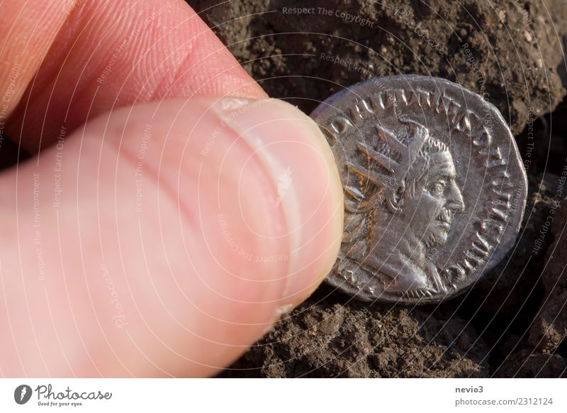 Fund eines römischen Denars Beruf Business Souvenir Sammlung Sammlerstück Metall Geld rund silber Antike antik Fundstück Fundstelle Numismatik Archäologe