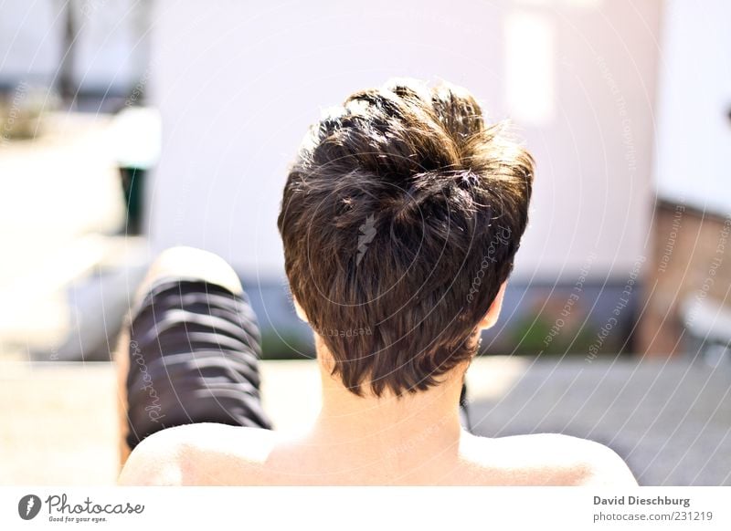 Sommerpose Mensch Junger Mann Jugendliche Erwachsene Haut Kopf Haare & Frisuren 1 Sonnenbad Hinterkopf sommerlich Sommertag hell Erholung Farbfoto Außenaufnahme