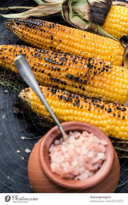 Gerösteter Mais gesalzen Gemüse Ernährung Vegetarische Ernährung Sommer Holz heiß gelb weiß grillen gebraten Lebensmittel Kolben Salz Hintergrund Snack Aussicht