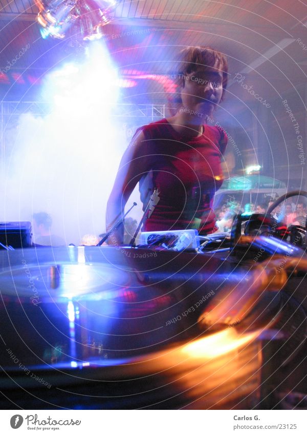 danci'n girl 1 Party Langzeitbelichtung Techno Disco Nachtleben Tanzen Electro Diskjockey Plattenspieler Schallplatte Bewegungsunschärfe Junge Frau Partygast
