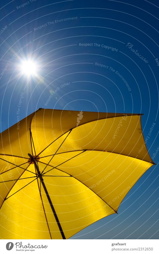 Gelber Sonnenschirm mit blauem Himmel und strahlender Sonne gelb heiß Wärme Sonnenstrahlen Sommer Wetter Klima Klimawandel Umwelt Natur Schutz Wetterschutz