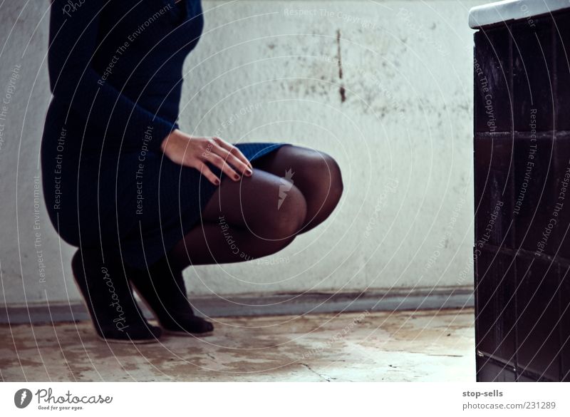 Reste der dunklen Tänzerin III (Nachsitzen) Mensch feminin Junge Frau Jugendliche Beine Fuß 1 Kleid Strumpfhose hocken ästhetisch elegant schön Ballettschuhe