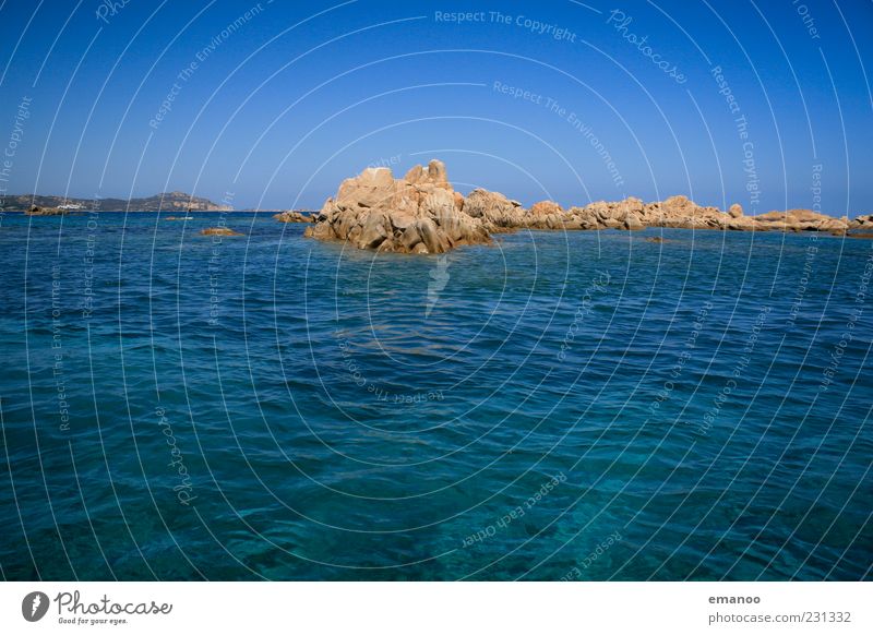 smaragd tief blau Ferne Freiheit Sommer Insel Wellen Natur Landschaft Wolkenloser Himmel Horizont Felsen Küste Bucht Meer heiß schön Costa Smeralda Sardinien