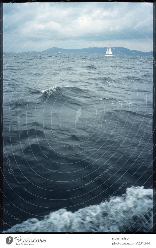 nicht allein Lifestyle Ferne Freiheit Segeln Natur Landschaft Urelemente Wasser Sommer Klima Wind Wellen Küste Meer Insel Schifffahrt Jacht Segelboot