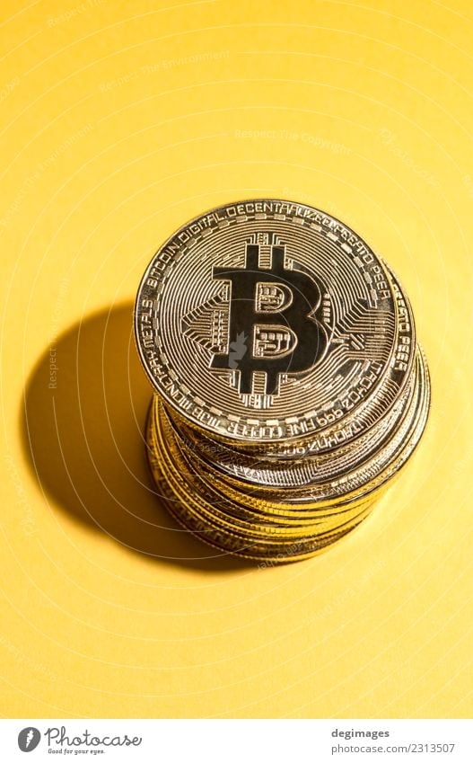 Bitcoin-Stapel auf gelbem Hintergrund Geld Erfolg Wirtschaft Kapitalwirtschaft Geldinstitut Business Metall Wachstum gold Kryptowährung Geldmünzen Entwurf