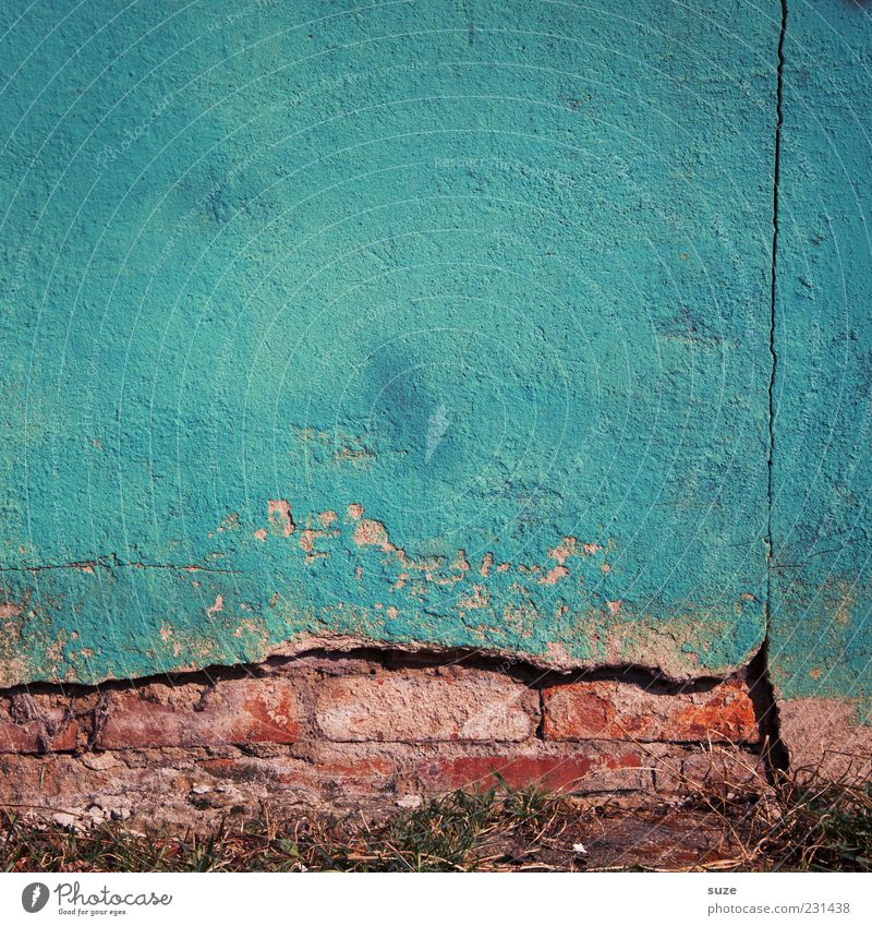 Das Blaue vom Himmel Haus Mauer Wand Fassade Beton authentisch dreckig blau stagnierend Verfall Vergangenheit Vergänglichkeit Hintergrundbild verfallen obskur