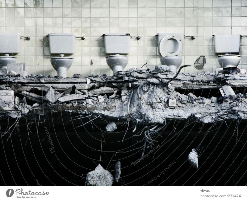 Öffentliche Toiletten Menschenleer Mauer Wand sitzen dunkel kaputt Reinlichkeit Sauberkeit bizarr chaotisch Desaster Zerstörung Bauschutt Demontage Sanieren
