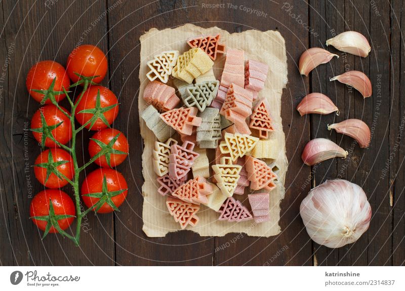 Dreifarbige tannenbaumförmige Nudeln, Tomaten und Knoblauch Gemüse Vegetarische Ernährung Tisch frisch rot Tradition Essen zubereiten Lebensmittel Gesundheit
