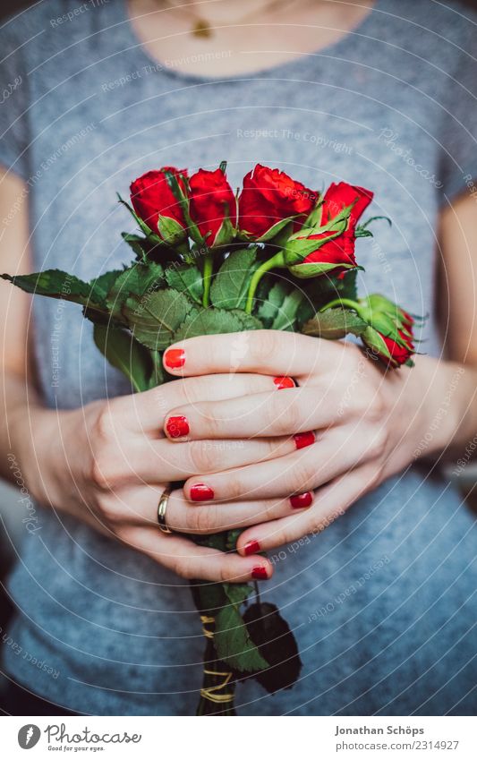 junge Frau hält Blumenstrauß aus roten Rosen in ihren Händen, Valentinstag, Muttertag, Geschenk Freude Mensch feminin Junge Frau Jugendliche Erwachsene