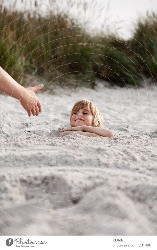 hilfe nicht benötigt Kind Junge Kopf Arme 1 Mensch 3-8 Jahre Kindheit Strand Meer blond Sand Lächeln lachen Coolness Freundlichkeit Fröhlichkeit niedlich