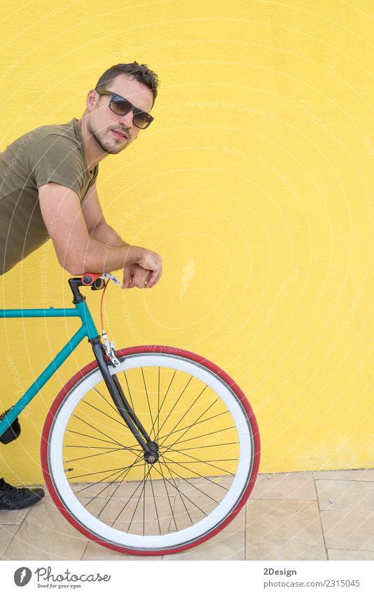 Mann, der mit seinem Fahrrad mit festem Gang posiert. Lifestyle Stil Freude Glück Freizeit & Hobby Ferien & Urlaub & Reisen Fahrradfahren Mensch Erwachsene