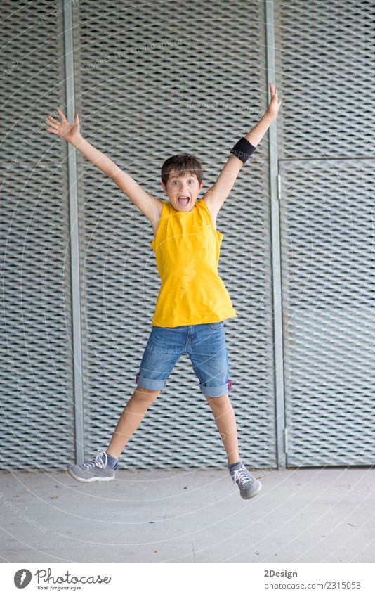 Ein junger Teenager springt Lifestyle Freude Freiheit Sommer Sport Erfolg Kind Junge Mann Erwachsene Jugendliche Arme Wiese Bekleidung Jeanshose Bewegung