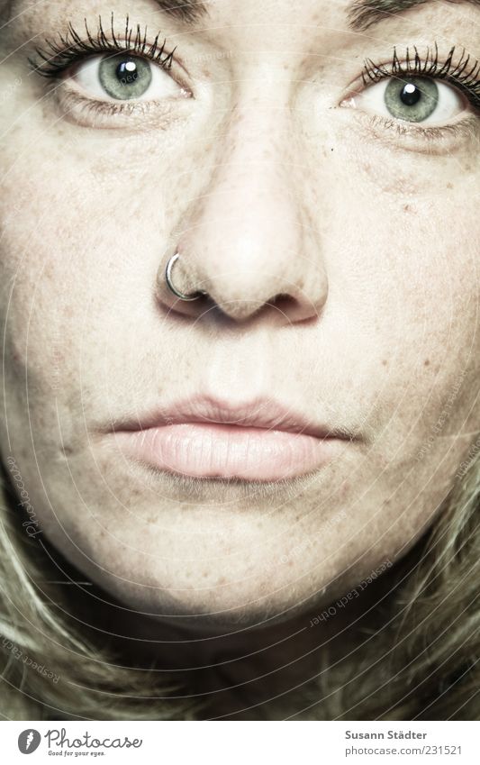 . feminin Kopf Gesicht Mund blond nah Nasenpiercing Piercing Sommersprossen Farbfoto Studioaufnahme Nahaufnahme Kunstlicht Lichterscheinung Zentralperspektive