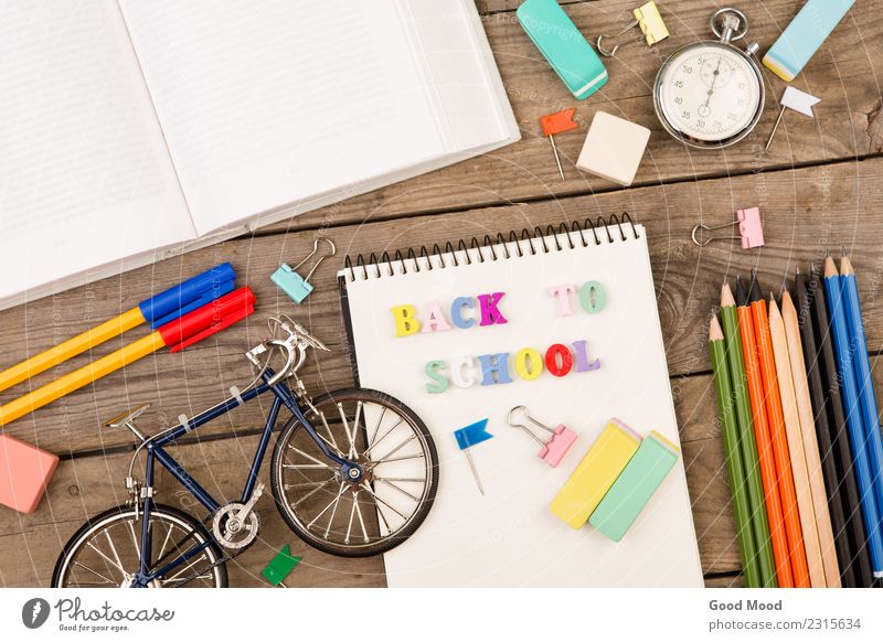 Einschreibung von "back to school", Fahrradmodell, Stoppuhr, Buch Tisch Kind Schule Studium Büro Werkzeug Kindheit Papier Holz hell Hintergrund Kulisse