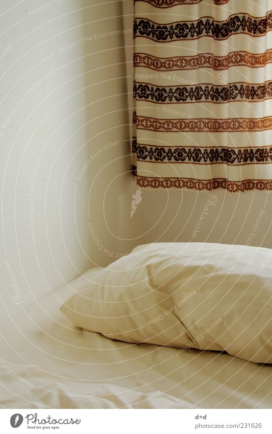 <> Häusliches Leben Bett Bettdecke Bettlaken Bettwäsche Vorhang DDR Siebziger Jahre Sechziger Jahre retro Retro-Farben Kissen Kopfkissen Hotel Pension Stoff alt