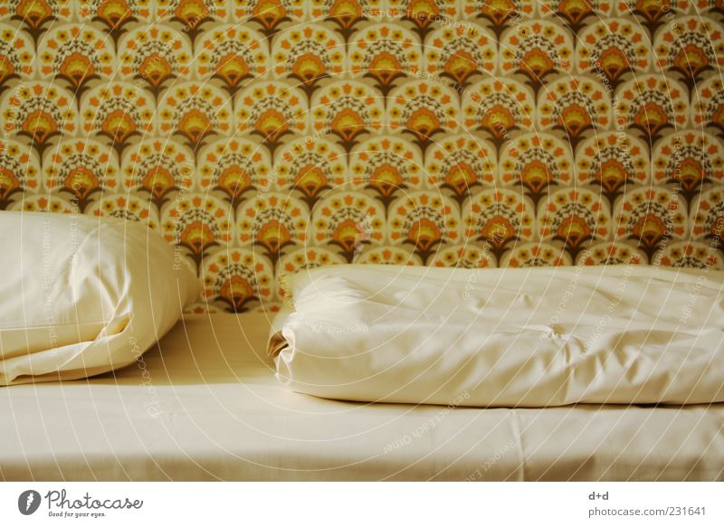 - -- Bett Tapete Tapetenmuster retro Retro-Farben Siebziger Jahre Sechziger Jahre DDR Hotel Stil kultig alt konventionell altmodisch braun orange Bettdecke