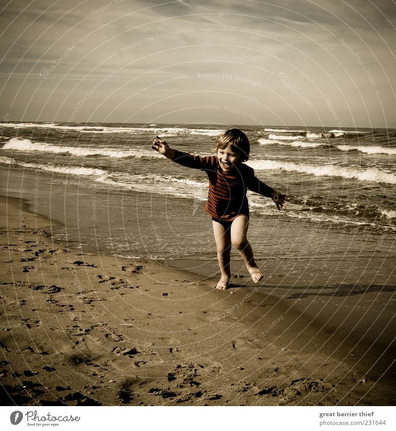 Krieger der Meere Erfolg Mensch maskulin Kind Kleinkind Junge 3-8 Jahre Kindheit Natur Landschaft Wasser Sommer Schönes Wetter Wind Sand Jagd