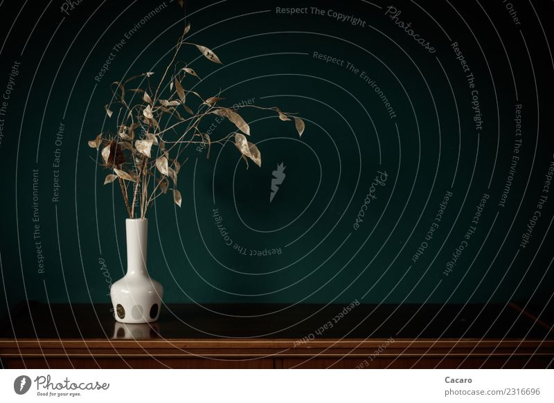 Trockenstrauß in weißer Vase Herbst Blatt Zweige u. Äste trocken alt ästhetisch retro braun grün Vergangenheit Farbfoto Gedeckte Farben Innenaufnahme