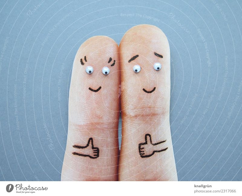 Daumen hoch! Frau Erwachsene Mann Paar 2 Mensch Kommunizieren Lächeln Zusammensein grau Gefühle Freude Fröhlichkeit Zufriedenheit Begeisterung Optimismus Erfolg