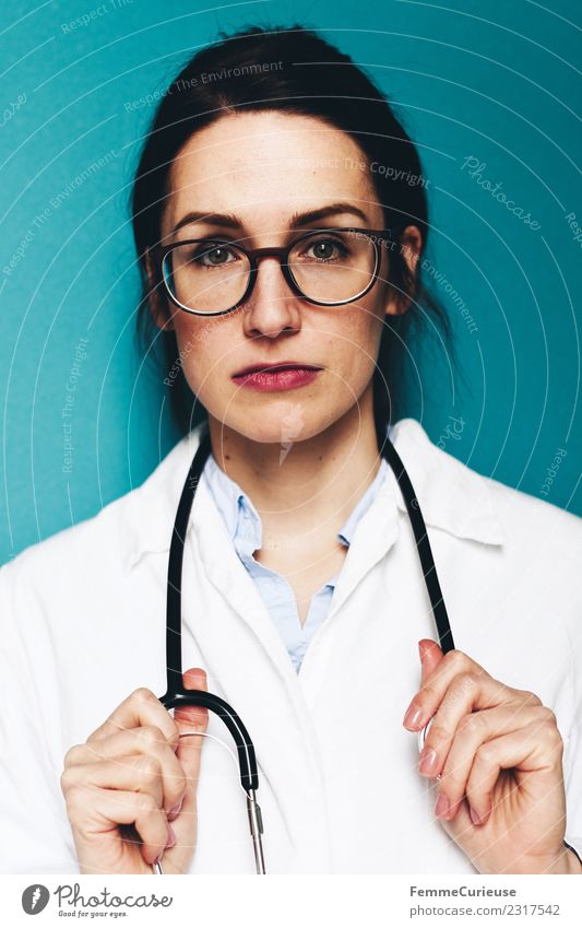 Female doctor with stethoscope and lab coat Arbeit & Erwerbstätigkeit Beruf Arzt feminin Junge Frau Jugendliche Erwachsene 1 Mensch 18-30 Jahre 30-45 Jahre