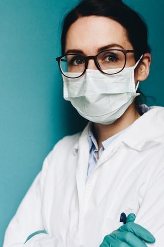 Female doctor wearing a face mask and protective gloves Arbeit & Erwerbstätigkeit Beruf Arzt feminin Junge Frau Jugendliche Erwachsene 1 Mensch 18-30 Jahre