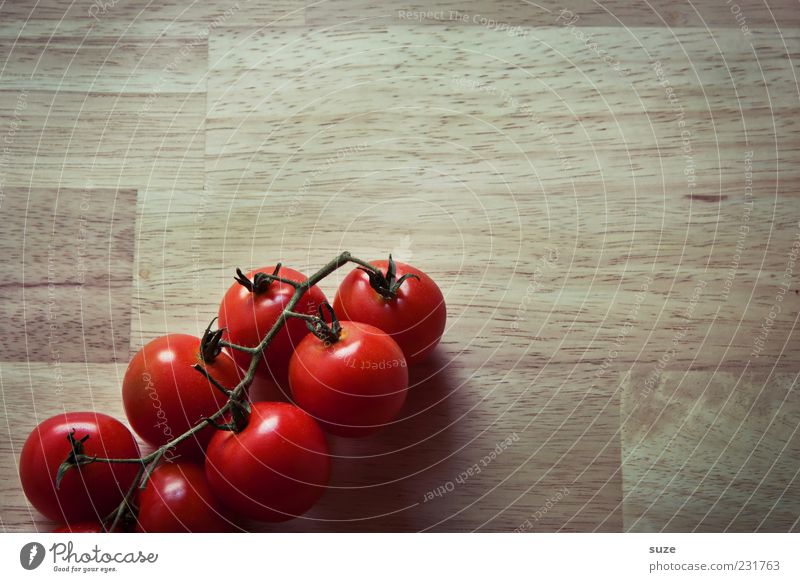 Familie Heinz Lebensmittel Gemüse Ernährung Bioprodukte Vegetarische Ernährung Gesunde Ernährung lecker rund braun rot Tomate Küchentisch Strauchtomate