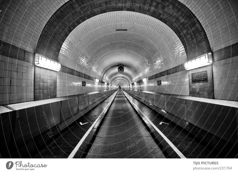 The Tunnel Menschenleer Bauwerk Architektur Denkmal ästhetisch einfach einzigartig kalt schwarz weiß Endzeitstimmung Kunst Langeweile Schwarzweißfoto