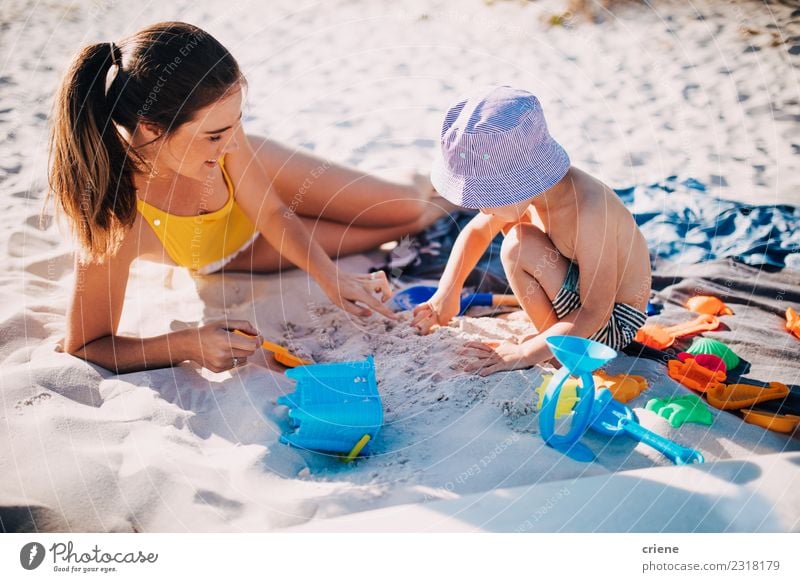 Mutter und Kleinkind Sohn spielen mit Spielzeug am Strand Lifestyle Freude Glück Freizeit & Hobby Spielen Ferien & Urlaub & Reisen Sommer Sonne Meer Kind Frau