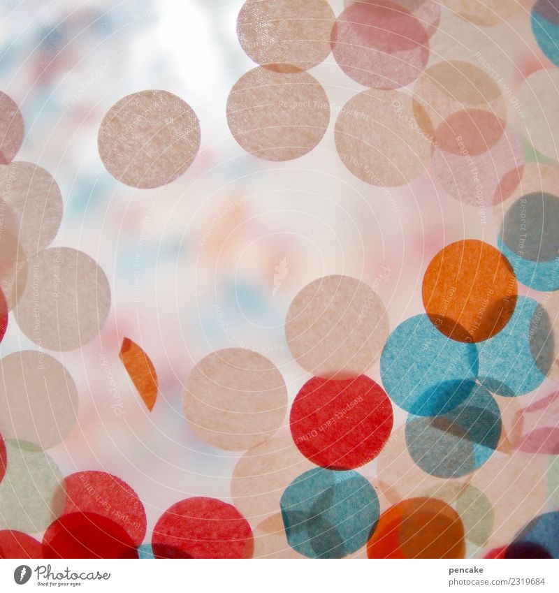 kreativ | runde papierschnipsel in luftballon Luftballon Papier durchsichtig chaotisch Kreativität Schnipsel Farbfoto mehrfarbig Innenaufnahme Nahaufnahme