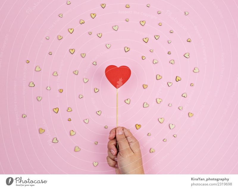 Hand hält großes rotes Holzherz auf rosa Hintergrund Lifestyle Gesundheitswesen Freizeit & Hobby Feste & Feiern Valentinstag Hochzeit Herz Liebe Freundlichkeit
