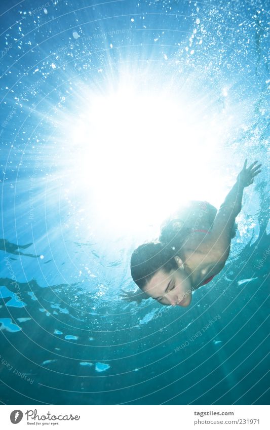 BORN BY THE SUN Mauritius tauchen Schwimmen & Baden Im Wasser treiben Kühlung Sommer Sonne Lichtstrahl Frau Leben abstrakt Meer Wasseroberfläche