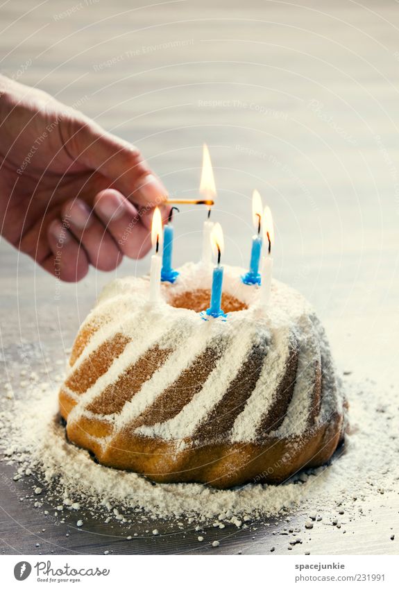 birthday cake maskulin Hand Finger Vorfreude Kuchen Geburtstag Kerze Kerzenschein anzünden Feste & Feiern lecker Ernährung Foodfotografie süß Farbfoto