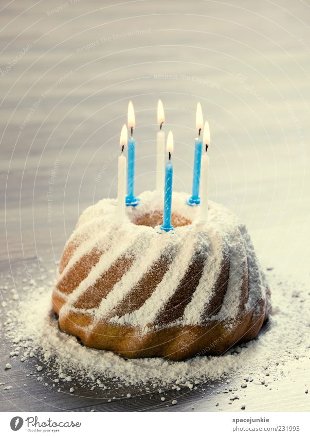 birthday cake (2) Vorfreude Kuchen Geburtstag Kerze Feste & Feiern lecker süß Farbfoto Innenaufnahme Textfreiraum oben Kunstlicht Gegenlicht