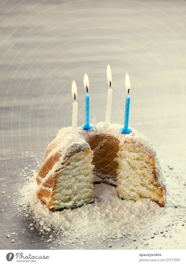 birthday cake (3) Vorfreude Kuchen Geburtstag Kerze Kerzenschein Streichholz Feste & Feiern lecker süß Farbfoto Innenaufnahme Textfreiraum oben Kunstlicht
