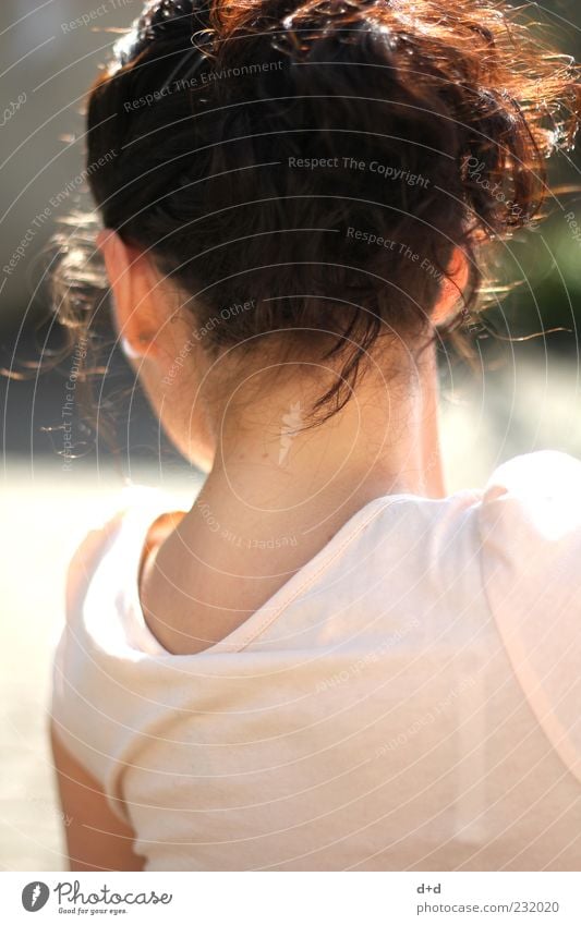 ) ( feminin genießen Sonnenbad Abendsonne Nacken Hals Hochsteckfrisur Haare & Frisuren brünett schwarzhaarig Wegsehen abweisend Rückansicht Rücken Dame