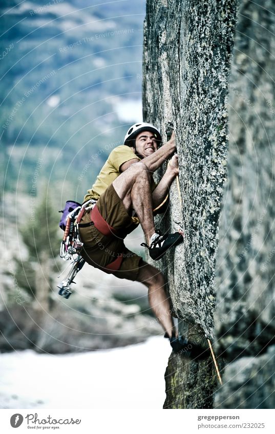 Kletterer, der sich an eine Klippe klammert. Abenteuer Berge u. Gebirge Sport Klettern Bergsteigen Erfolg Seil Mann Erwachsene 1 Mensch 18-30 Jahre Jugendliche