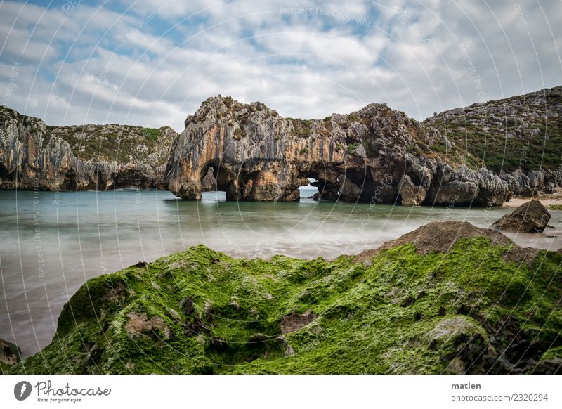 asturische Küste Landschaft Pflanze Sommer Hügel Felsen Strand Bucht Riff Meer Menschenleer maritim natürlich braun grau grün weiß Farbfoto Außenaufnahme