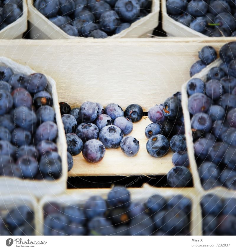 Häufchen Lebensmittel Frucht Ernährung Bioprodukte Vegetarische Ernährung frisch klein lecker rund süß blau Blaubeeren Beeren Obstschale Schalen & Schüsseln