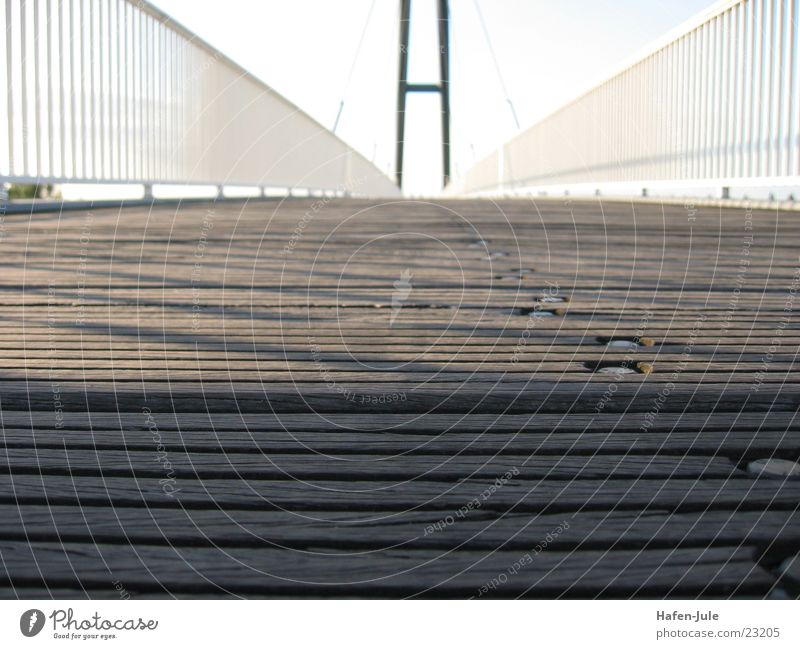 Knie nieder… Holz Schiffsplanken Brücke Metall Detailaufnahme Düsseldorf Fußgängerübergang