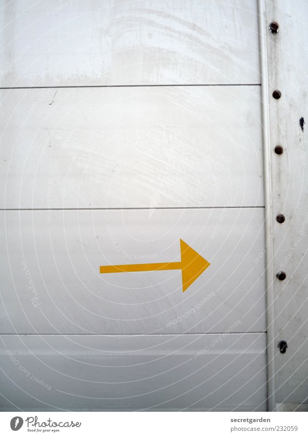richtungswechsel. Mauer Wand Metall Zeichen Schilder & Markierungen Linie Pfeil gelb grau Beginn Wandel & Veränderung Ziel richtungweisend Richtung