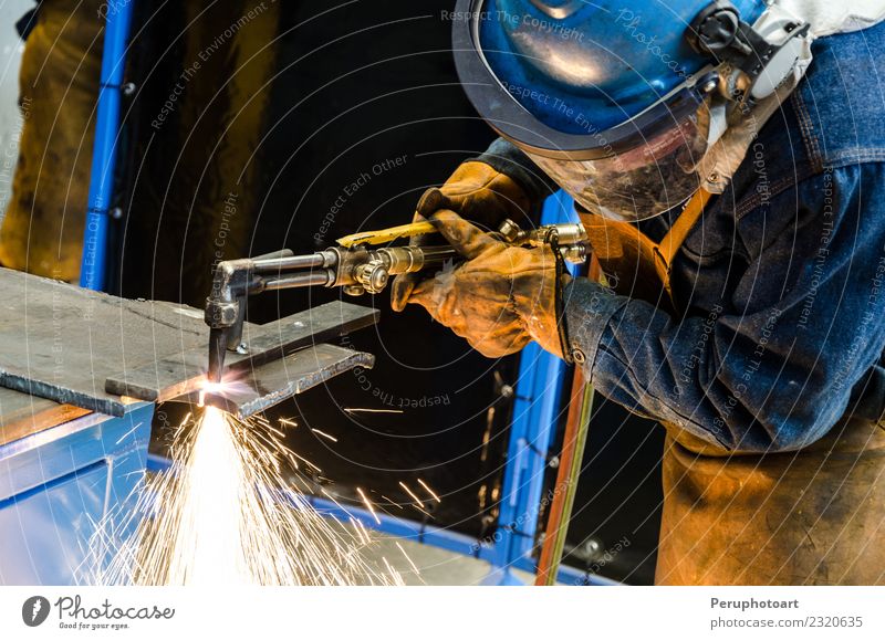 Mann schneidet Eisen Arbeit & Erwerbstätigkeit Fabrik Industrie Business Werkzeug Technik & Technologie Mensch Erwachsene Hand Gebäude Metall Stahl Schutz