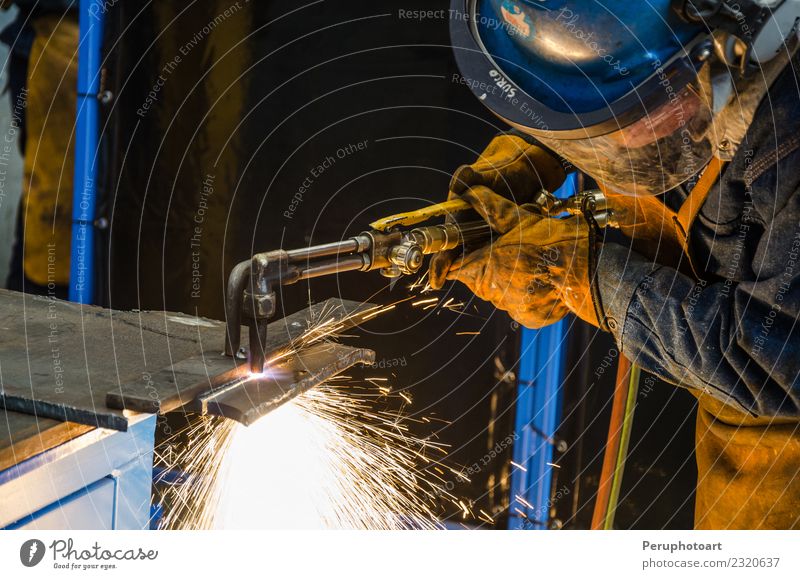 Mann schneidet Eisen Arbeit & Erwerbstätigkeit Fabrik Industrie Business Werkzeug Technik & Technologie Mensch Erwachsene Hand Gebäude Metall Stahl Sicherheit