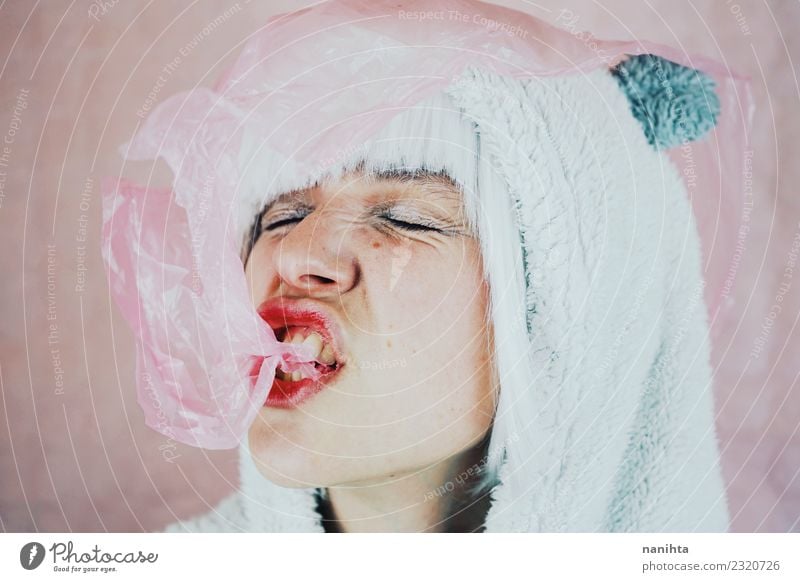 Lustiges Porträt einer jungen Frau, die einen Kaugummi isst. Lebensmittel Süßwaren Essen Lifestyle Stil Design exotisch Gesicht Mensch feminin androgyn