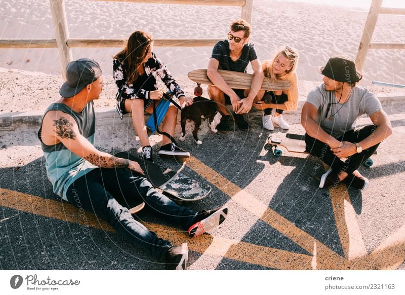 Gruppe von Hipster-Freunden, die am Strand mit Skateboards herumhängen. Lifestyle Freude Glück Freizeit & Hobby Ferien & Urlaub & Reisen Sommer Sonnenbad Meer