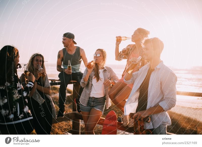 Gruppe junger erwachsener Freunde, die auf der Strandparty Bier trinken. Getränk Alkohol Freude Glück Freizeit & Hobby Ferien & Urlaub & Reisen Freiheit Sommer