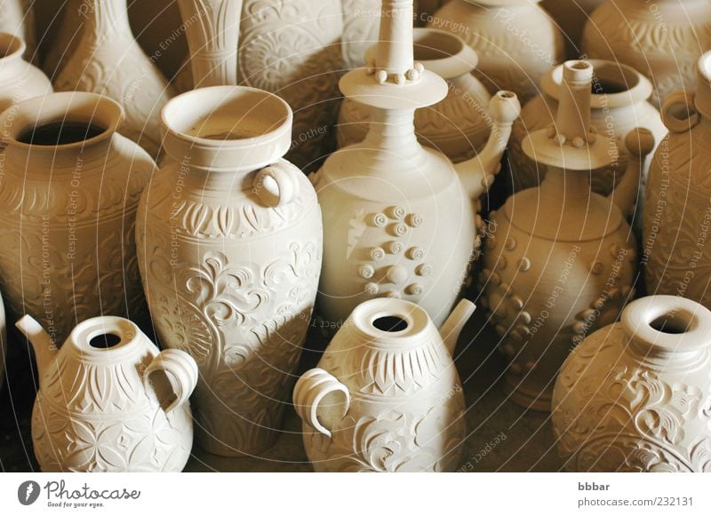Krüge und Vasen aus roher Keramik Topf Pfanne Tasse Flasche Mensch Finger Kunstwerk Container Gießkanne dreckig nass neu braun grau Kreativität Tradition