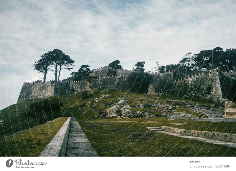 Mauer und Steinburg im Winter auf einem Hügel in Baiona, Galizien Spanien schön Ferien & Urlaub & Reisen Tourismus Ausflug Garten Natur Landschaft Himmel